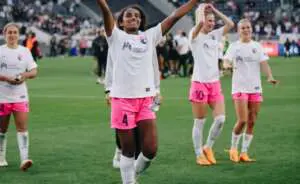 La futbolista estadounidense, Naomi Girma, durante un partido con el San Diego Wave. Foto: @sandiegowavefc.